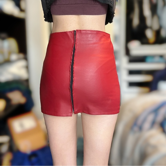 Red stretch leather mini skirt - Picture 3 of 6